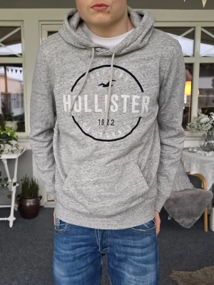 Hollister hoodie - Hollister hoodie i storlek Medium. Är superskön och sitter riktigt nice. Jag på bilden är 180 cm lång och väger 73 kg. Skriv om du har några frågor. 😁