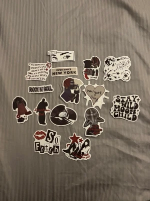 Downtown girl  klistermärken  - Säljer ett set med 15 klistermärken i olika former och storlekar. Perfekt för att dekorera laptop, mobil eller anteckningsbok. Säljer fler klistermärken i min profil så kika om du vill göra en bundle för billigare pris och frakt