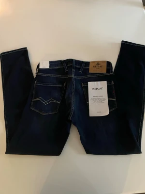 Mörkblå jeans från Replay - HELT NYA mörkblå jeans från Replay. Modellen heter ”Replay Anbass Slim”. | Storlek: 30, 32 | Helt nya, aldrig använda! Prislapp och andra lappar sitter kvar på jeansen. Säljer pågrund av att dem inte passar och inte går att lämna tillbaka. | Om du har några frågor angående priset eller jeansen är de bara att höra av sig i pm. (Pris kan diskuteras vid snabb affär!)