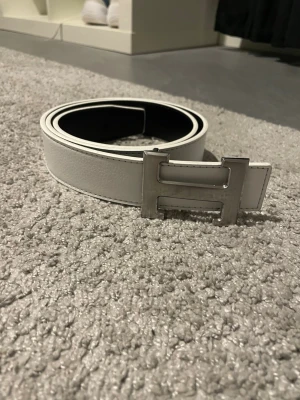 Vitt skärp med H-Spänne - Vitt 105 cm skärp med H-Spänne. Otroligt snyggt och passar i princip allt. Man kan vända på det så att färgen blir svart. Skriv vid minsta lilla fundering! Priset är ej fast!😆