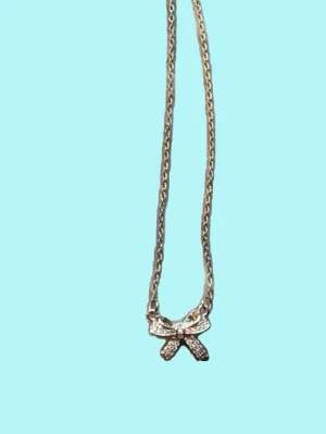 Silver halsband med rosett - Super snyggtttttt!🫐köpt på Vinted i nyskick och aldrig använt 🤍🤍