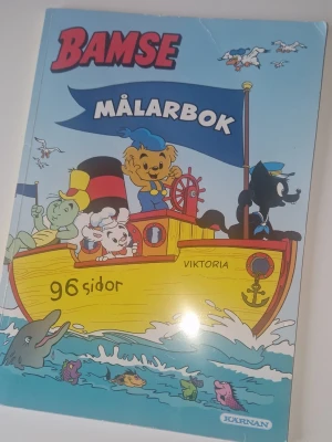 Bamse Målarbok - Rolig målarbok med Bamse och hans vänner. Perfekt för dej som gillar att måla och pyssla. Några enstaka sidor är utdragna och ett L är ritat i översta hörnet på första sidan, i övrigt fint skick