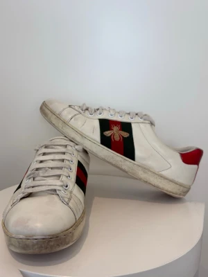 Gucci Ace Skor Vita - Säljer ett par sjyssta Gucci Ace Skor | Smutsiga men med lite kärlek kan dom bli riktigt snygga för ett bra pris | ≈ 6500kr uppåt nypris | Ingen låda/dustbag vilket har effekt på priset | äkta liksom allt det vi säljer, skriv gärna vid minsta fundering 🙌