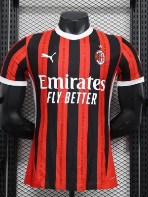 AC Milan matchtröja Puma röd/svart - Snygg AC Milan matchtröja från Puma i rött och svart med vita detaljer. Tröjan har klubbmärke på bröstet, Puma-logga och sponsortryck 'Emirates Fly Better' framtill. Tillverkad i lätt och ventilerande material, perfekt för fotboll eller träning. Finns i flera storlekar!!! Pris kan diskuteras!!!