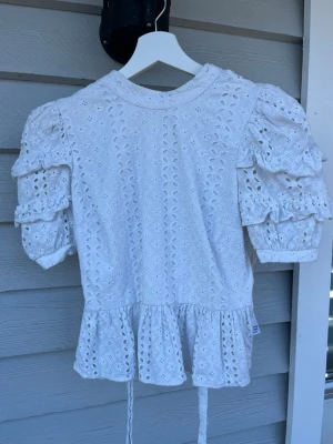 Vit blus - Söt vit blus, knappt använd, från River Island.