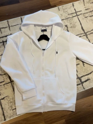 Ralph Lauren  -  Säljer en vit Ralph Lauren som är i fantastisk skick i storlek M. Droppa hur lång du är och hur mycket du väger så kollar jag om det passar. Är det något du undrar skriv!