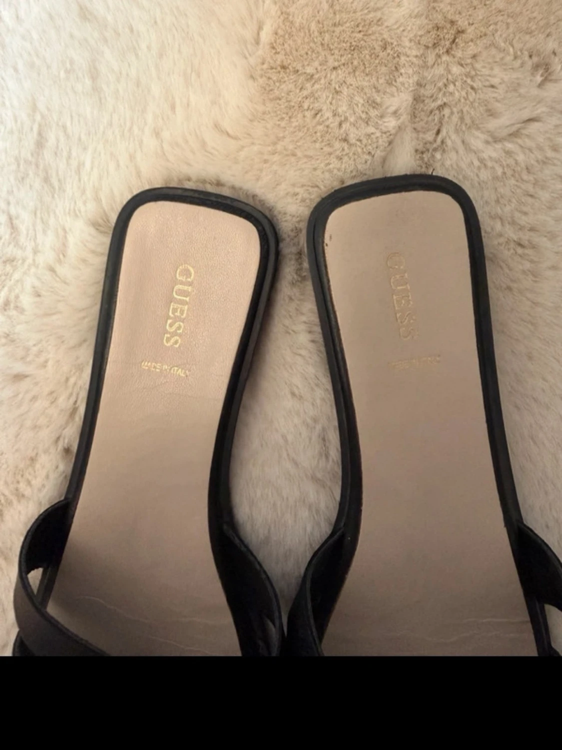 Svarta sandaler från Guess med guldlogo - 1