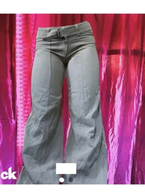 Lågmidjsde byxor - Riktigt snygga lågmidjade byxor som jag tyvärr måste sälja då dom är för stora för mig. I nytt skick, materialet är lite som mjukare jeanstyg, väldigt skönt och 100% bomull. Bra längd på mig som är ca 166. Perfekta både till fest eller andra finklädda tillfällen samt till vardags.