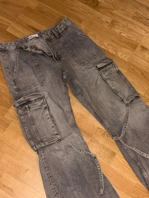 Gråa cargo jeans från zara - Utsvängda Oversize passform storlek L 42 