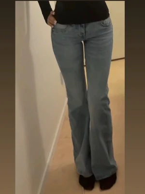 Ljusblå bootcut jeans - Säljer ett par superfina ljusblå bootcut-jeans med klassisk femficksdesign och låg midja. Jeansen är endast använda en gång och är därför i nyskick. Väldigt bekväma och perfekt till sommaren.
