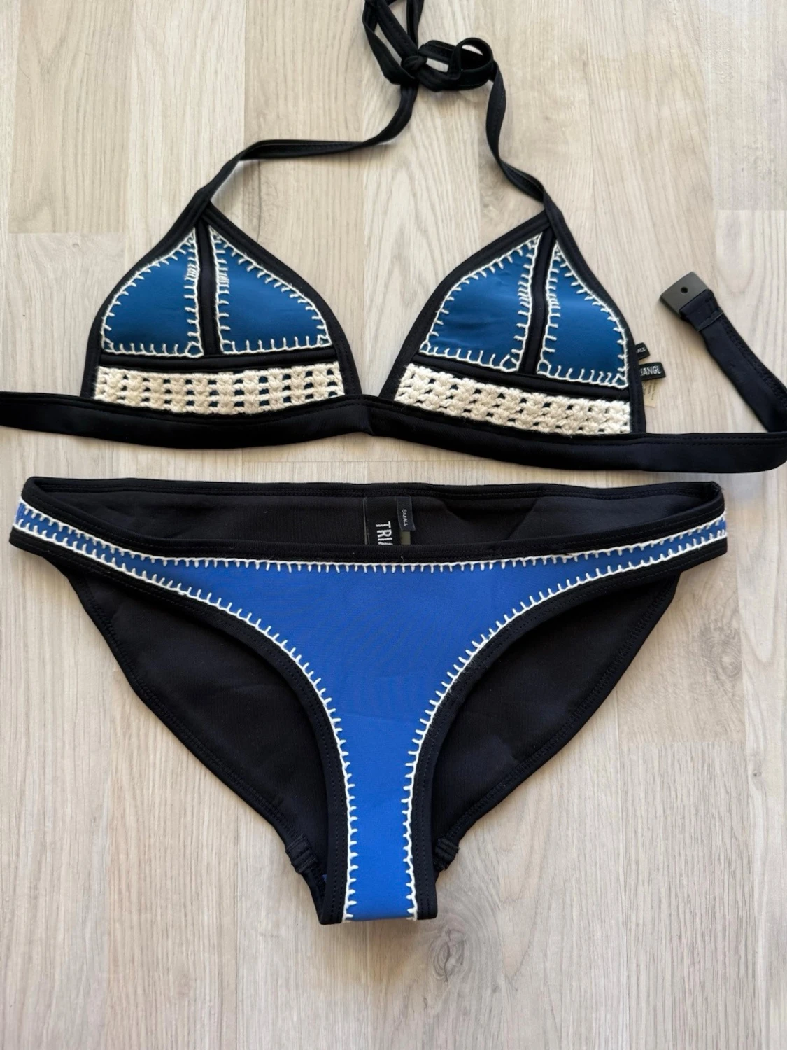 Blå och svart bikini från Triangl