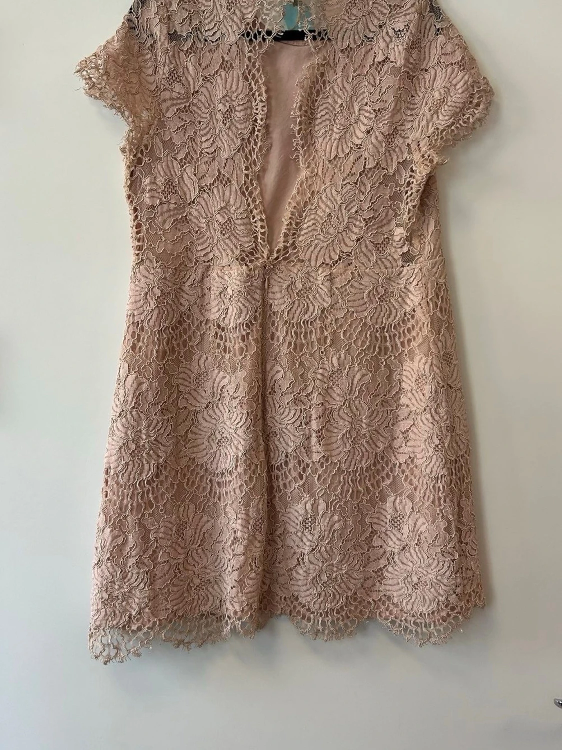 Beige spetsklänning med blommönster - 1