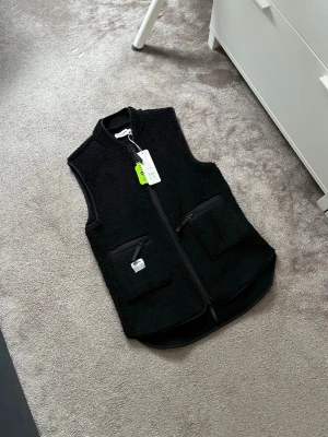 Fleece väst - Säljer en lång fleece väst från Resteröds. Fleece västen är helt ny och i storleken S. Nypris för västen är runt 900 kr.