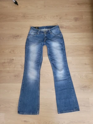 Low wasted bootcut jeans från lee - Bootcut jeans från lee Storlek 10 och längd 33. Mycket bra skick, vid frågor är det bara att skriva:)