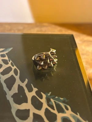 Silvrig ring med nitar - Snygg edblad ring i strl 16,80. Säljer då jag bytt till guld🤓. 