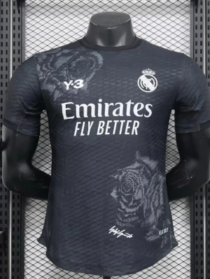 Real Madrid matchtröja Y-3 - Snygg svart Real Madrid matchtröja i samarbete med Y-3 och Adidas. Tröjan har vita loggor, rosdetaljer och texten 'Emirates Fly Better' på bröstet. Tillverkad i ett lätt och ventilerande material, perfekt för fotboll eller träning.  Finns i olika storlekar!!! Pris kan diskuteras!!!