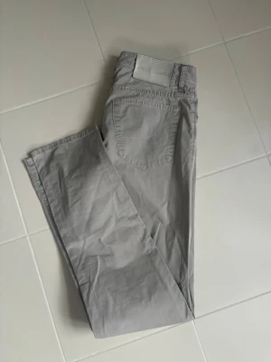 Jacob Cohen jeans w33 - Väldigt snygga eleganta ljusblå Jacob Cohen jeans i w34 säljes. 43 cm breda och 108 cm total längd. Absolut Toppenskick och perfekt passform. Inga hål eller fläckar i grymt skick, perfekta nu till sommaren!