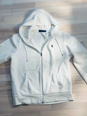 Ralph lauren zip hoodie - Ralph lauren zip hoodie. Storlek large. Utmärkt skick. Kontakta för mer information eller bilder