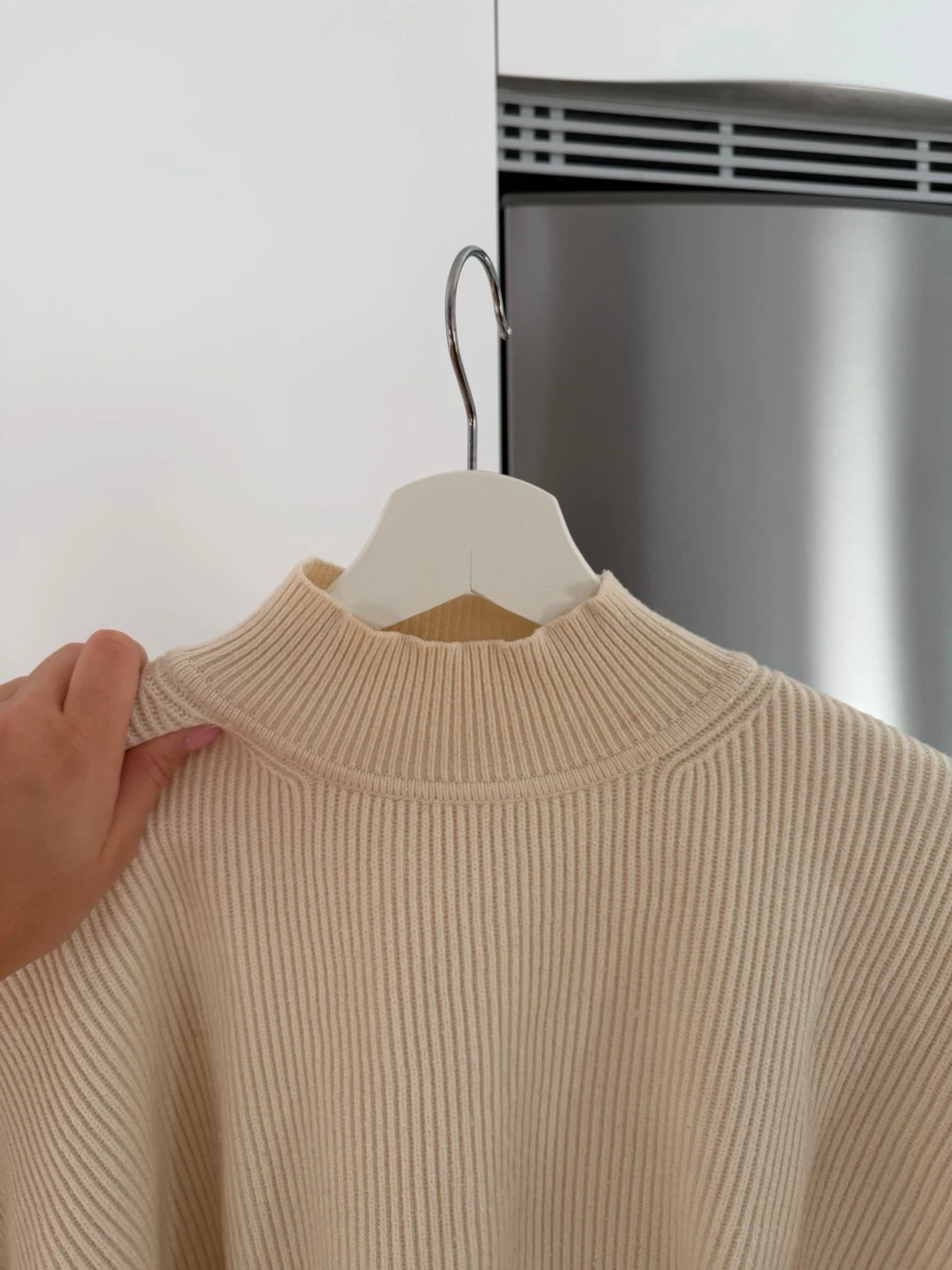 Beige ribbstickad croppad tröja - 1