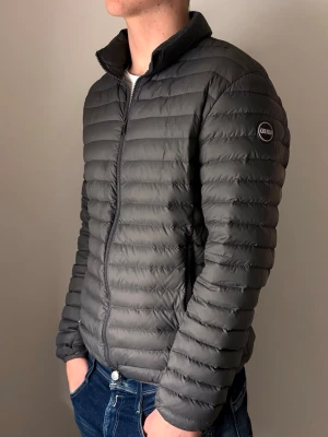 Grå Colmar jacka - Säljer nu en riktigt snygg grå pufferjacka från Colmar i storlek 52🤩💫Sitter ungefär från M-L Jackan har quiltad design, hög krage och dragkedja framtill. Såklart är den äkta som du kan bland annat se på taggen. Perfekt nu till våren. Det finns en liten lagning som knappt syns (bild 2).     