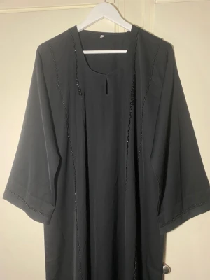 Dubai satin abaya  - Duain satin abaya med pärlor på, några pärlor har åkt av. 