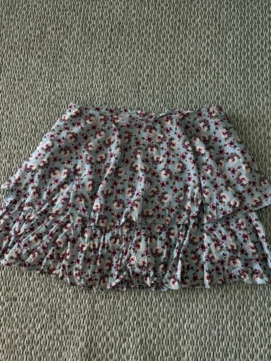 Blommig volangkjol i ljusblått - 1