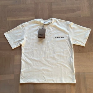 Burberry tröja - Lite oversized men nytt skicka och ruggigt skön tröja, säljer då jag vill ha en S