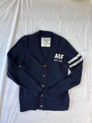 Mörkblå cardigan från Abercrombie & Fitch - Säljer nu en Abercrombie and Fitch Kofta👕                                                              Storlek: L, Skick: 9/10, Skriv vid minsta fråga, Fraktar alltid inom 24h efter köp📦