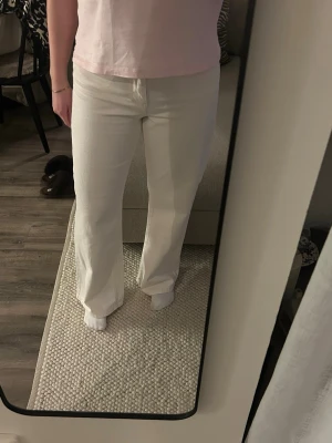 Vita raka jeans Gina  - Säljer ett par vita jeans med raka ben och hög midja från Gina Tricot🤍