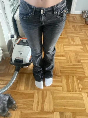 Jeans - Snygga svarta bootcut jeans med free crusty wash och dubbla knappar i mid highlighted. Klassisk femficksmodell och låg mid minimal branding. Perfekta corded detaljer och kontrastsömm matte look. Passar dig som vill ha en avslappnad men ändå trendig stil, lätt att matcha med olika toppar.