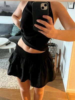 Svart volangkjol  - Volangkjol från vila