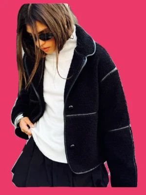 Shearling jacket Nelly - Jätte snygg teddy jacka från Nelly! Den har snygga skinn detaljer och knappar. Har använt lite men inga defekter! Den är perfekt till höst/ vår eller kalla sommar dagar💕 slutsåld på hemsidan!! Xs/S