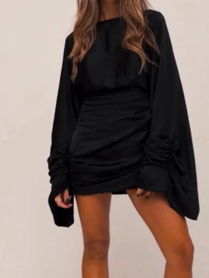 Hanna schönberg x nakd klänning - Supefin klänning som tyvärr är för liten på mig idag. Jättebra kvalite och fint skick fortfarande