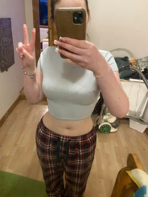 Ljusblå magtröja - Inte används många gånger alls. Sitter suuper fint runt midjan,lite genomskinliga , tvättas innan skickning 