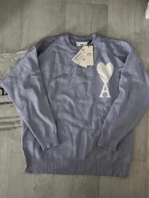 Ami Paris tröja - Helt oanvänd, Skriv vid funderingar!