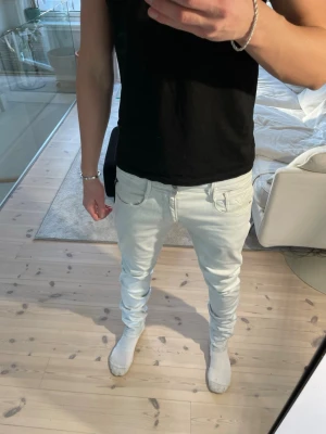 Replay jeans - Vit/ljusgrå Replay jeans | Storlek 32/34 | Bra skick, liten fläck men ingenting man tänker på | Billigare pris vid köp av fler jeans på min profil | Skriv till mig vid frågor‼️📩