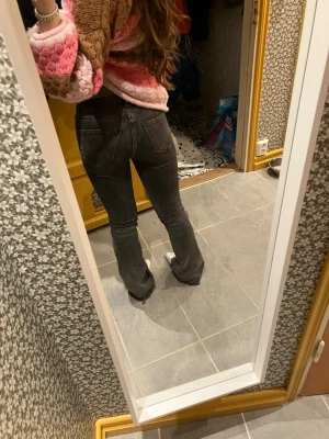 Svarta bootcut jeans från Gina Tricot - Snygga svarta bootcut jeans från Gina Tricot med klassisk femficksdesign. Jeansen har en något utsvängd passform och är tillverkade i stretchig denim för en bekväm känsla. Fick i julklapp för nåt år sen. Fint skick förutom slitage längst ner vid hälen(se bilder).💕