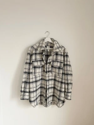 Kappa från H&M i storlek S. - Kappa från H&M i storlek S. Oversized modell, knappt använd. Köparen står alltid för frakt 🌷💗