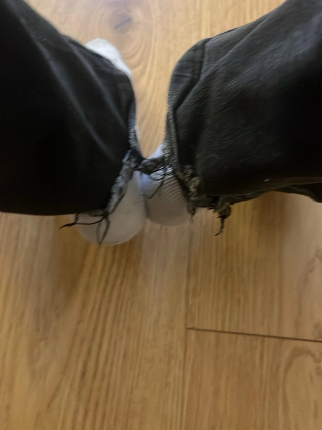 Svarta bootcut jeans med slitna benslut - 1