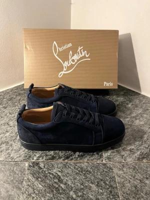 Christian Louboutin skor - Mörkblåa Christian Louboutin skor. Helt nya! Priset är inte fast. Kom privat för fler frågor.