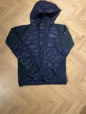 Mörkblå vindjacka Peak Performance - Säljer denna peak performance jacka som är perfekt för våren! Otroligt bekväm och skön att ha en lite kyligare vår/höst dag! Det är inte några defekter förutom en liten rispa i underarmen på högra sidan av jackan annars inte något annat! Bara att höra av sig vid frågor.