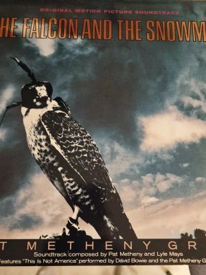 The Falcon and the Snowman LP - LP  'The Falcon and the Snowman' med omslag i blått och svart med en falk på framsidan. LPn är en original motion picture soundtrack-utgåva, med musik av Pat Metheny och Lyle Mays. Perfekt för dig som gillar filmmusik. Som ny. Inga repor.