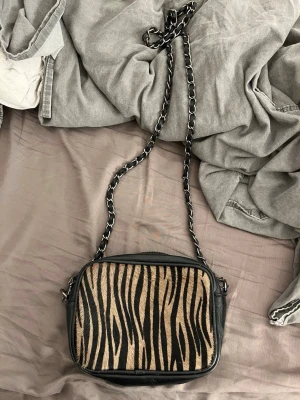 Vera Pelle Roger mönstrad väska - Säljer denna väskan med tiger mönster från Vera Pelle då den inte kommer till användning.