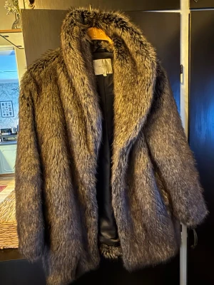 Grå pälsjacka från Selected Femme - Snygg grå fuskpälsjacka från Selected Femme i storlek 38. Mycket bra skick, knappt använd. Skickas nytvättad