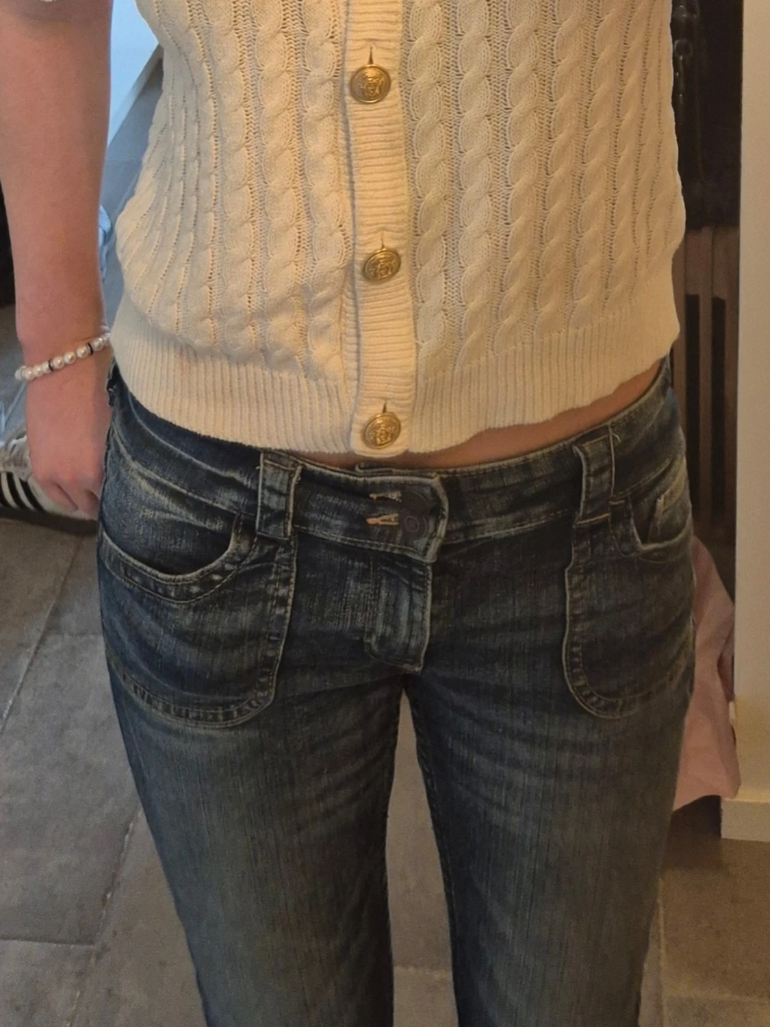 Blå bootcut jeans med låg midja