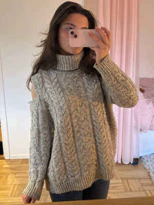 Stickad tröja!  - Så snygg stickad tröja med cut outs! 