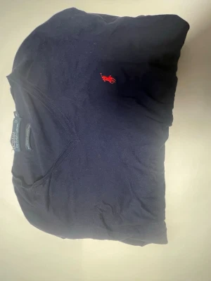 Polo tröja - Polo tröja bra skicka ✅🙌| riktig snygg passar bra på storlek M 🍀| äkta och är väldigt skön 🎁|