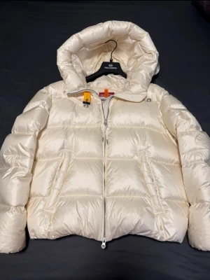 Parajumper Jacka Tilly - Jag säljer min parajumper Tilly jacka köpt 2023 från deras original hemsida. Har använts max 10 gånger men blivit lite smutsig på ärmarna (kolla bilderna) små bruna fläckar av regnet och även en svart fläck. Kan möjligtvis gå bort i kemtvätt men har inte testat detta! Annars är den i superbra skick och va uppmärksam att denna jacka är väldigt ömtålig. Har kvitto från min mail med mitt namn på som garanterar äkthet. Skickar kvittot i chatt vid förfrågan. Även galgen medföljer. Nypris 8000kr