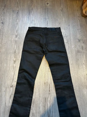 Nudie jeans  - Svarta Nudie Jeans!  Storlek 30/34. Sjukt bra skick som nya. Hör av er vid frågor eller funderingar!