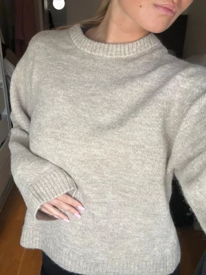 Beige stickad tröja  - Mysig beige stickad tröja med rund hals och långa ärmar. Från Gina, aldrig använd me prislapp kvar